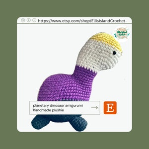 Peut inclure: Un jouet en peluche amigurumi en forme de dinosaure crocheté en violet, blanc et jaune. Le jouet est étiqueté "planetary dinosaur amigurumi handmade plushie".