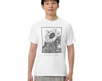 Könnte beinhalten: Weißes T-Shirt mit einer Schwarzweißillustration einer Sonnenblume. Der Text "Meridel, Iowa" ist unter der Illustration gedruckt.