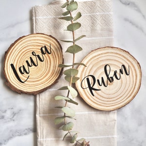 Segnaposti personalizzati in legno per il sito del matrimonio: nomi e dettagli degli invitati per il tuo matrimonio