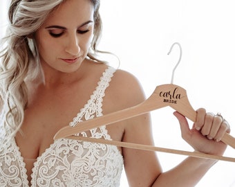 Personalisierter Kleiderbügel für den Bräutigam und Brautjungfern – Hochzeitsdetail für Brautkleid, Brauthänger