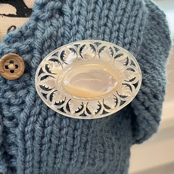 Detailed Oval Mother of Pearl Pin/Brooch