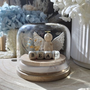 Globe en forme d'ange en forme de coeur doré - Texte et date personnalisés avec un coeur ou une croix et des options de tons de peau