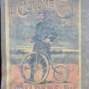 Puede incluir: Anuncio vintage para Le Cyclone Cycle Sans Chaine, una bicicleta sin cadena. El anuncio presenta a un hombre con un traje oscuro montando la bicicleta en un camino de arena. El texto "MILDERS FILS" est&aacute; impreso en la parte inferior del anuncio.