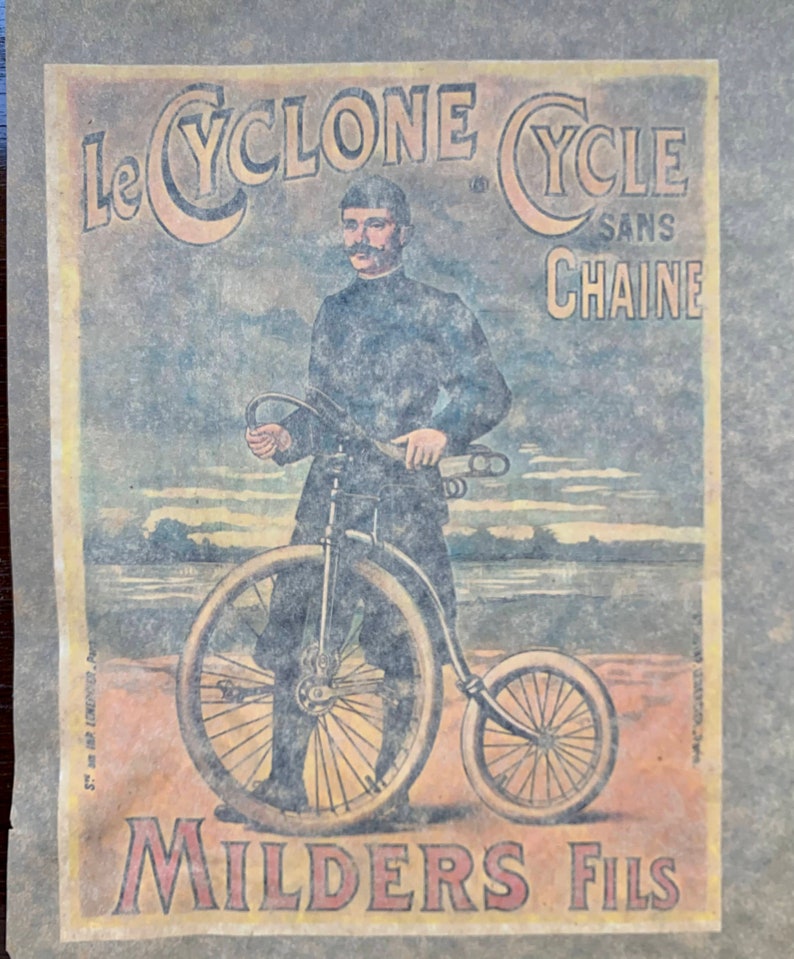Puede incluir: Anuncio vintage para Le Cyclone Cycle Sans Chaine, una bicicleta sin cadena. El anuncio presenta a un hombre con un traje oscuro montando la bicicleta en un camino de arena. El texto "MILDERS FILS" est&aacute; impreso en la parte inferior del anuncio.