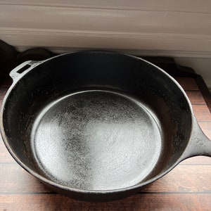 LODGE Cast Iron Deep Skillet With Lid 10.25 inch 8 CF Chicken