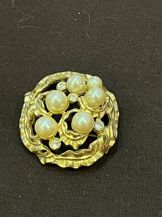 Vintage Richelieu gold, pearl and rhinestone broo… - image 1
