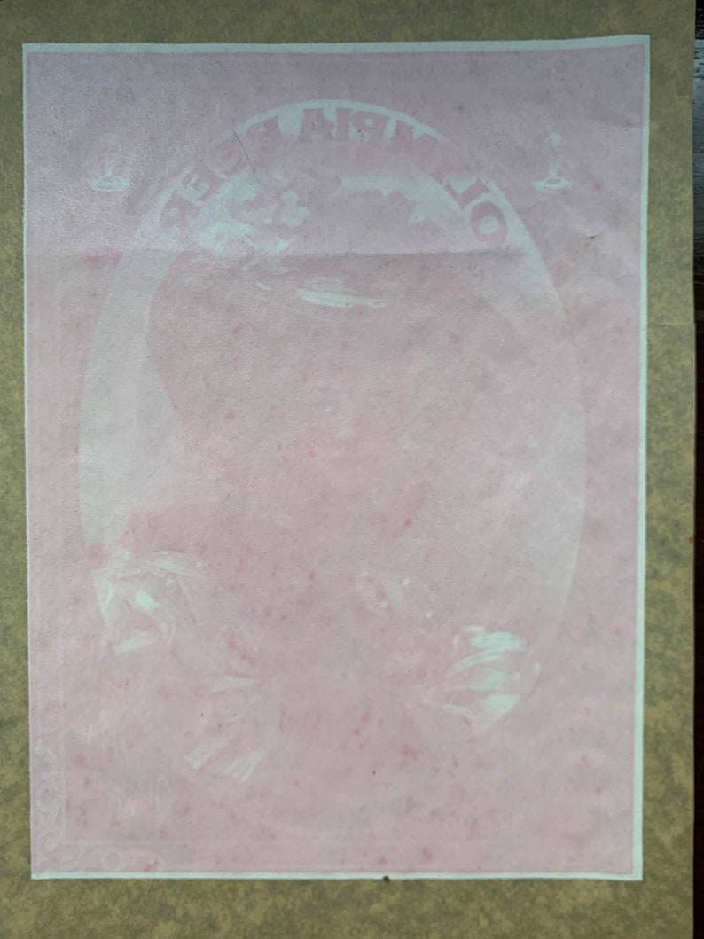 Puede incluir: Un p&oacute;ster rosa con el texto "The Airplane" en un c&iacute;rculo blanco. El p&oacute;ster tiene un aspecto descolorido y vintage.