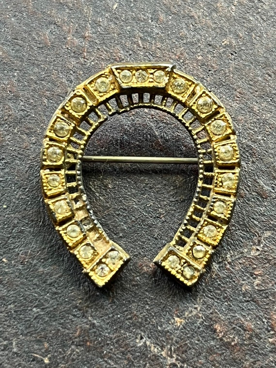 Antique L/N brooch - gold tone horseshoe - quaint 