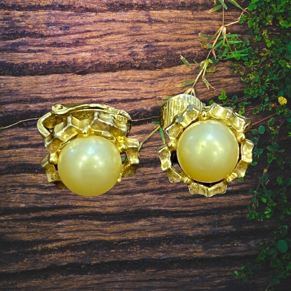 Sarah Coventry classic clip on - gold and pearl - beautiful earrings