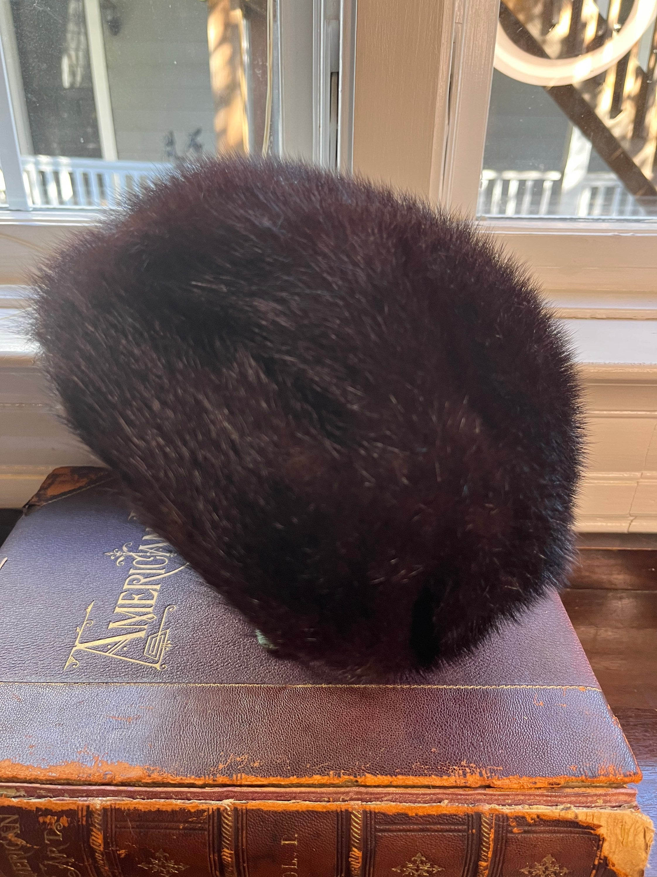 Vintage 1960s Mink Fur Hat - Woodward Lothrop - With  display picture 2