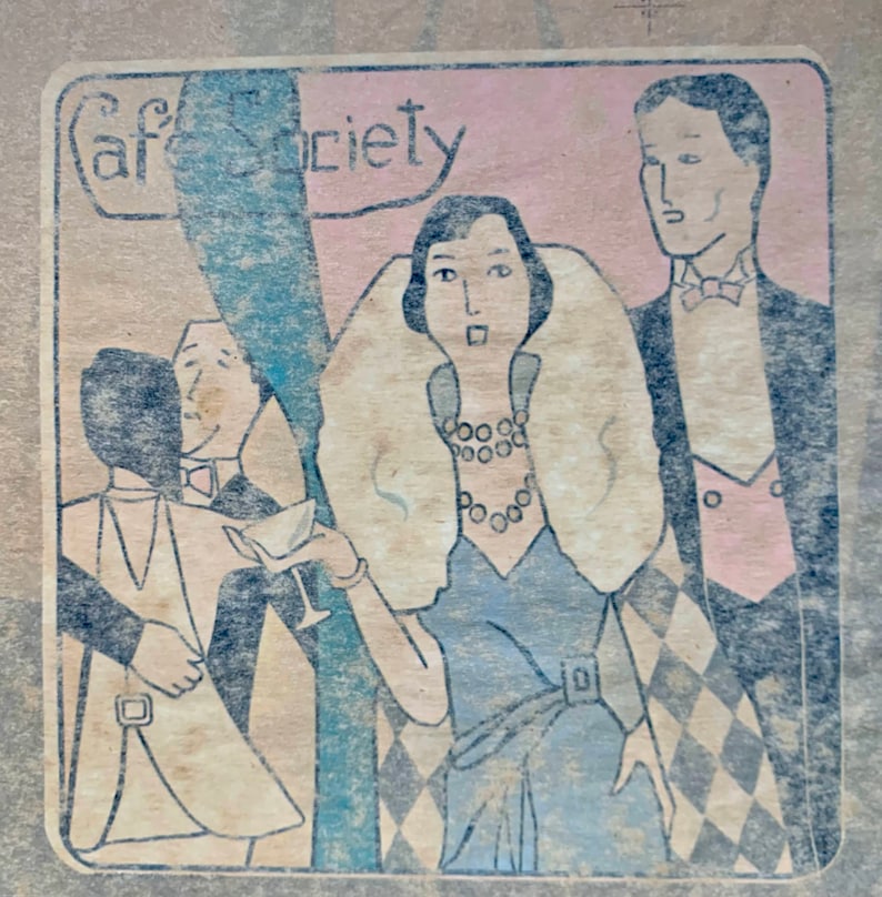 Puede incluir: Una ilustraci&oacute;n vintage de tres personas en un ambiente de cafeter&iacute;a. La mujer del centro lleva un vestido azul con cuello de piel y un collar de perlas. El hombre de la derecha lleva un esmoquin con pajarita. El texto "Cafe Society" es visible en la esquina superior izquierda.