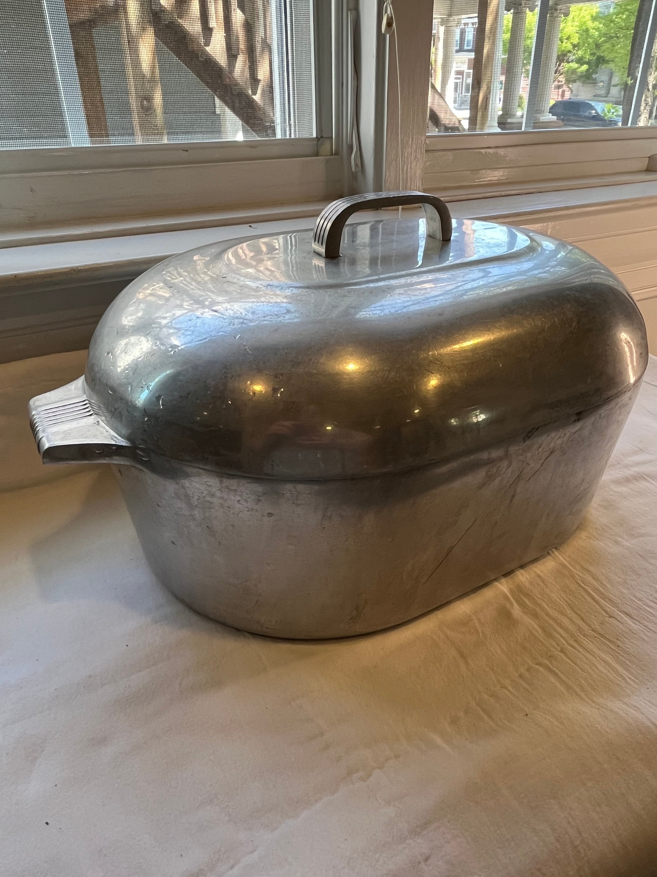 Huge Wagner 100 Year Anniversary 9 Quart Dutch Oven 