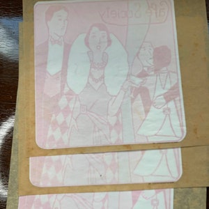 Puede incluir: Tres impresiones de papel vintage con fondo rosa e ilustraciones blancas de personas con atuendos formales. La impresi&oacute;n superior tiene el texto "Die Society" en la parte superior.