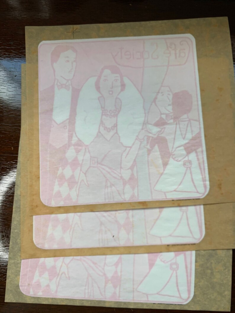 Puede incluir: Tres impresiones de papel vintage con fondo rosa e ilustraciones blancas de personas con atuendos formales. La impresi&oacute;n superior tiene el texto "Die Society" en la parte superior.