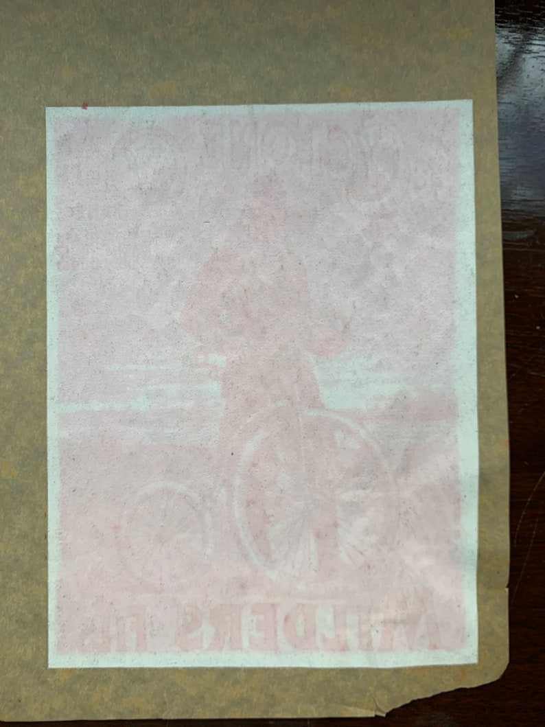 Puede incluir: Un anuncio vintage descolorido en rosa y blanco para una bicicleta con el texto "The Monarch" y "Bates, Columbia" visible.