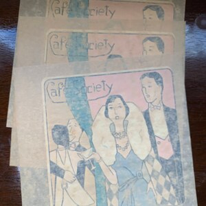 Puede incluir: Un anuncio vintage para Cafe Society con una mujer con un vestido azul y un estola de piel, un hombre con un esmoquin y un hombre con un traje blanco. El anuncio est&aacute; impreso en un fondo rosa y blanco con un patr&oacute;n de cuadros blanco y negro.