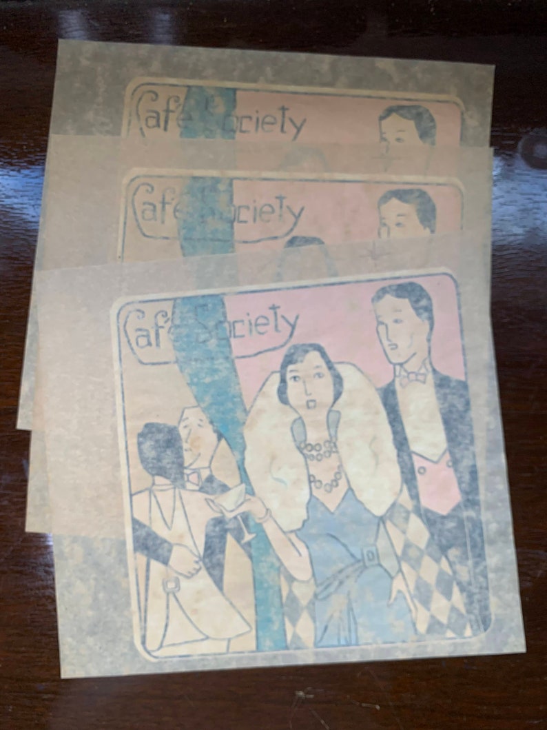 Puede incluir: Un anuncio vintage para Cafe Society con una mujer con un vestido azul y un estola de piel, un hombre con un esmoquin y un hombre con un traje blanco. El anuncio est&aacute; impreso en un fondo rosa y blanco con un patr&oacute;n de cuadros blanco y negro.