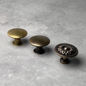 Antique Brass Knobs | 30mm Small Round Vintage Pulls | Shaker Knob Handles | For Drawer | Cabinet | Wardrobe | Door | Kitchen | UK