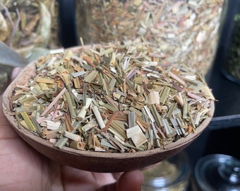 Könnte beinhalten: Eine Holzschale gefüllt mit getrockneter Zitronengras, eine beliebte Zutat in der asiatischen Küche und Kräutertees.