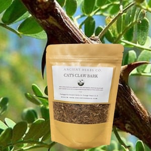 K&ouml;nnte beinhalten: Ein brauner Papierbeutel mit einem wei&szlig;en Etikett, auf dem "ANCIENT HERBS CO. CAT'S CLAW BARK" steht. Der Beutel enth&auml;lt getrocknete Kr&auml;uter. Der Beutel befindet sich vor einer gr&uuml;nen Pflanze mit Dornen.