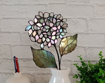 ステンドグラス風アジサイのサンキャッチャー：虹色に輝く花のホームデコレーション