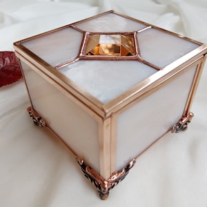 Boîte de style antique en vitrail couleur pastel avec verre biseauté, boîte à bijoux en vitrail, boîte à bagues, boîte souvenir de souvenirs en vitrail
