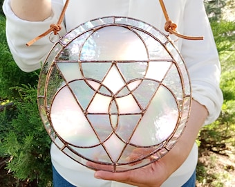 Gebrandschilderd glas mandala zonnevanger: parelmoerwit geometrisch raamhanger