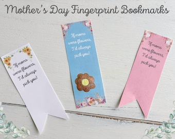 Op de afbeelding: Drie Moederdag-vingerafdrukbladwijzers in wit, blauw en roze. Elke bladwijzer heeft de tekst "Als moeders bloemen waren, zou ik je altijd kiezen!" en bloemmotieven. De blauwe bladwijzer heeft een vingerafdrukbloem.