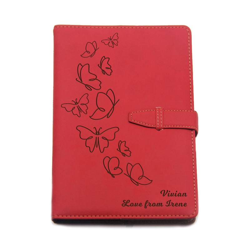 Peut inclure: Journal en cuir rouge avec un motif de papillon et le texte "Vivian Love from Irene" grav&eacute; sur le devant.