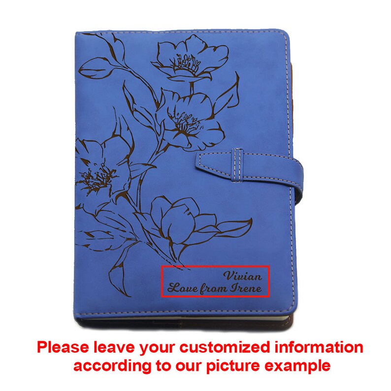 Peut inclure: Un carnet en cuir bleu avec un motif floral et une inscription personnalis&eacute;e qui dit "Vivian Love from Irene".