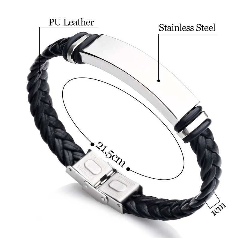 Op de afbeelding: Zwart gevlochten lederen armband met een plaat van roestvrij staal en een zilveren sluiting. Het armband is 21,5 cm lang en 1 cm breed.