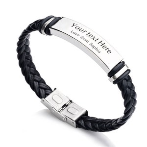 Op de afbeelding: Zwart gevlochten lederen armband met een roestvrijstalen plaat gegraveerd met de tekst "Your text Here Love from Sophia".