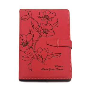 Peut inclure: Journal en cuir rouge avec un motif floral et le texte "Vivian Love from Irene" grav&eacute; sur le devant.