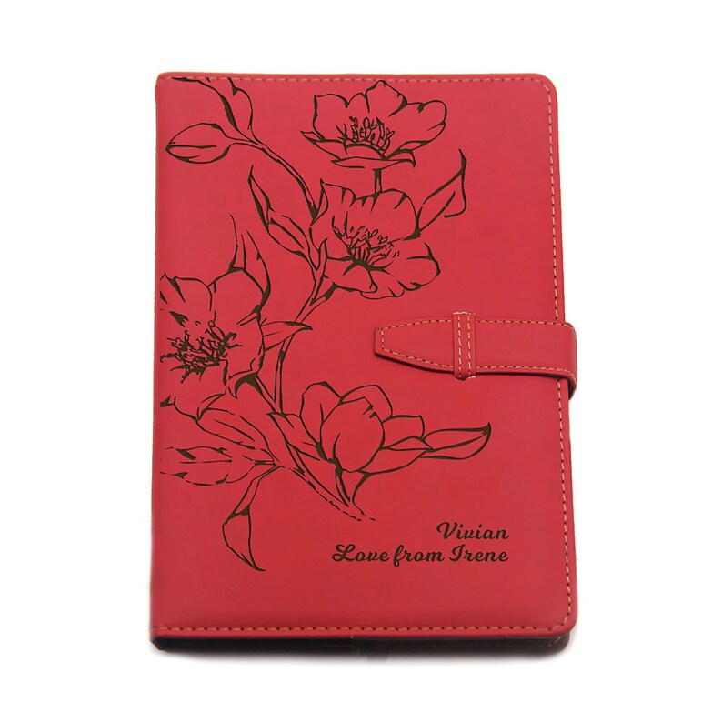 Peut inclure: Journal en cuir rouge avec un motif floral et le texte "Vivian Love from Irene" grav&eacute; sur le devant.