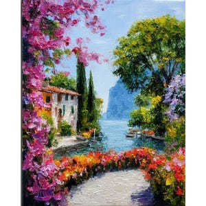 Puede incluir: Pintura al óleo de un paisaje escénico con un pueblo frente al mar con flores coloridas y exuberante vegetación. La obra de arte representa una serena escena lacustre con un telón de fondo montañoso y un cielo azul claro. La pintura tiene un estilo impresionista texturizado.