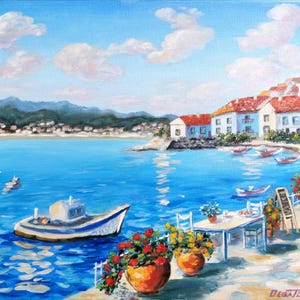 Op de afbeelding: Olieverfschilderij van een kustlandschap met een blauwe zee, boten en gebouwen met rode pannendaken. Een tafel en stoelen staan bij het water, met bloempotten op de voorgrond. De lucht is blauw met witte wolken.