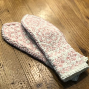 Women&#39;s Wool Mittens with Flower Motif
