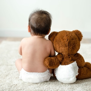 Bebé con teddy Bear Friend