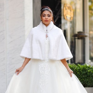 Light Ivory Faux Fur Shawl, White Bridal Jacket, Faux Fur Wedding Shawl,Bridal Fur Jacket, Wedding Dress Fur Capelet