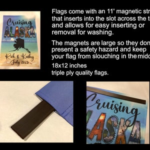 K&ouml;nnte beinhalten: Eine blaue und wei&szlig;e Gartenflagge mit dem Text "Cruising Alaska" und einem Bild des Bundesstaates Alaska. Die Flagge hat oben einen schwarzen Magnetstreifen und unten den Text "Rick & Kathy July 2023".