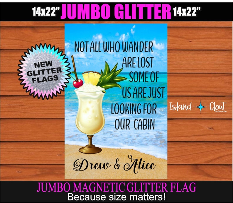 Puede incluir: Una bandera de purpurina jumbo de 35,56 x 55,88 cm con una escena de playa y una bebida tropical. El texto en la bandera dice "Not all who wander are lost, some of us are just looking for our cabin." La bandera tambi&eacute;n tiene el texto "Drew & Alice" y "Island Clout" en ella.