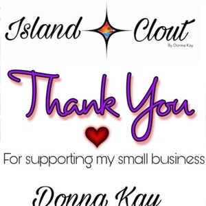 K&ouml;nnte beinhalten: Vielen Dank f&uuml;r die Unterst&uuml;tzung meines kleinen Unternehmens, Island Clout by Donna Kay. Der Text ist in Lila mit einem rosa Umriss. Ein rotes Herz befindet sich unter dem Text.
