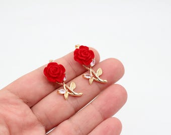 Dije de rosa chapado en oro: colgante de flor de esmalte rojo con circonita cúbica, ideal para hacer joyas de San Valentín.