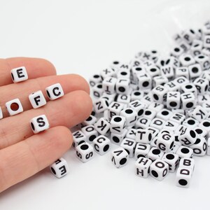 Alfabeto 6MM ABC Blanco Negro Color Cubo Cuentas, Acrílico Cubo Nombre Cuentas, Cuentas Cubo, Cuentas para La Fabricación de Joyas, Joyería Personalizada, CARTA6