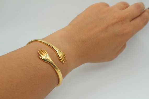 4,5MM 24K Shiny Gold Plated Hands Bracelets, Hugging Hands Cuff