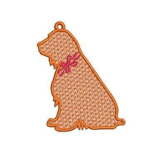 Könnte beinhalten: Gestickte Darstellung eines braunen Hundes, der mit einer rosa Schleife um den Hals sitzt.