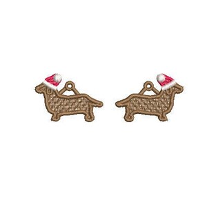 Può includere: Un paio di ornamenti a forma di bassotto marroni che indossano cappelli di Babbo Natale rossi e bianchi. Gli ornamenti hanno un anello per appenderli.