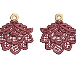 Może przedstawiać: Para bordowych, haftowanych kolczyków z kwiatowym wzorem koronki. Każdy kolczyk posiada na górze złoty uchwyt do zawieszenia. Kolczyki mają szczegółowy, ażurowy wzór, idealny na specjalną okazję.