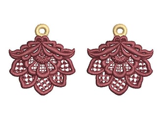 Op de afbeelding: Paar bordeauxrode geborduurde oorbellen met een bloemen kanten ontwerp. Elke oorbel heeft een goudkleurige lus aan de bovenkant om op te hangen. De oorbellen hebben een gedetailleerd, opengewerkt patroon, perfect voor een speciale gelegenheid.