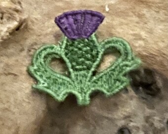 Diseño de bordado a máquina de FSL con dije o pin de cardo